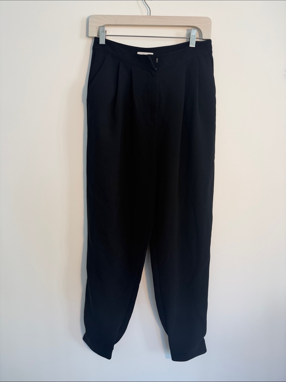 Cinq a Sept Black Pleated tapered Leg Pant size 4 - Picture 2 of 8
